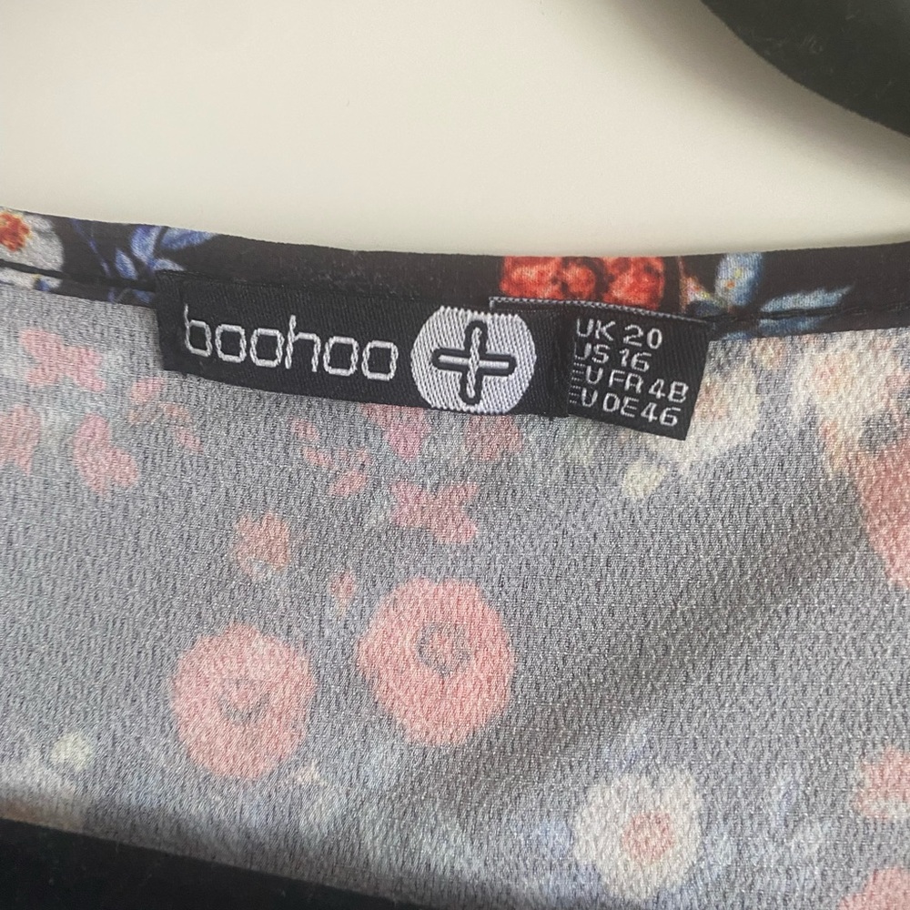 Boohoo floral wrap top - Picture 3 of 3